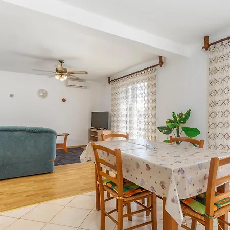 Διαμέρισμα Lovely In Krk With Kitchen